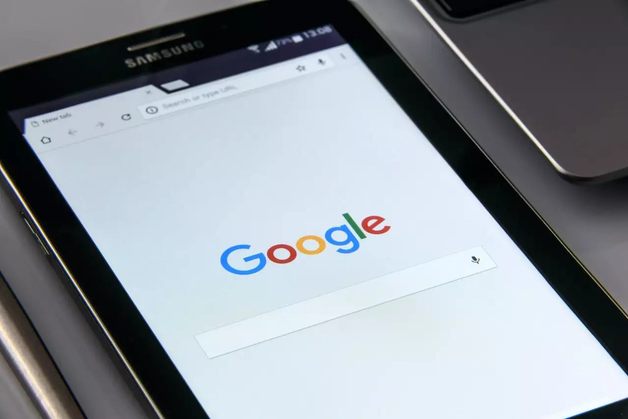 Tablet prezentujący logo firmy Google.